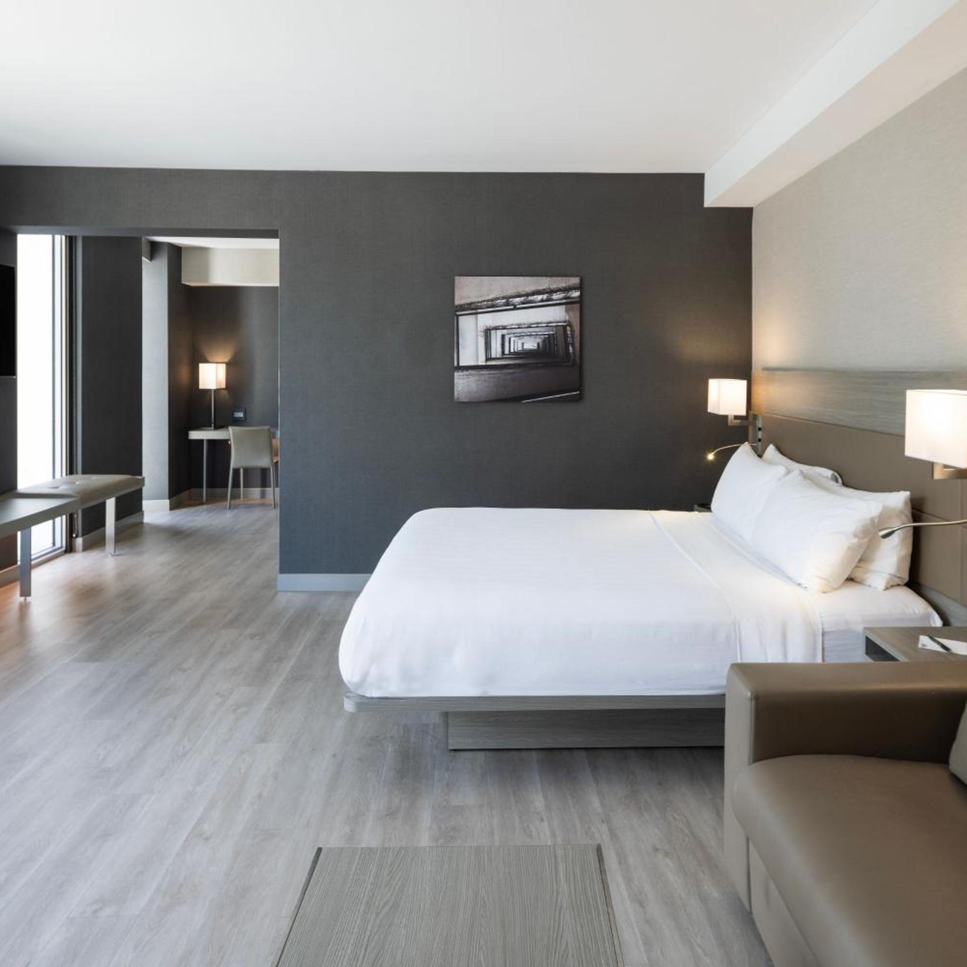 Guest Room, King Bed, Bay View, Sofa, Corner