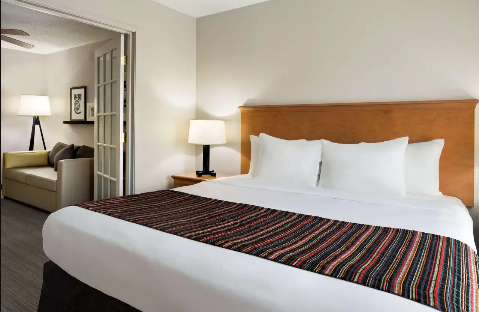 ROOM, KING BED, ACCESSIBLE