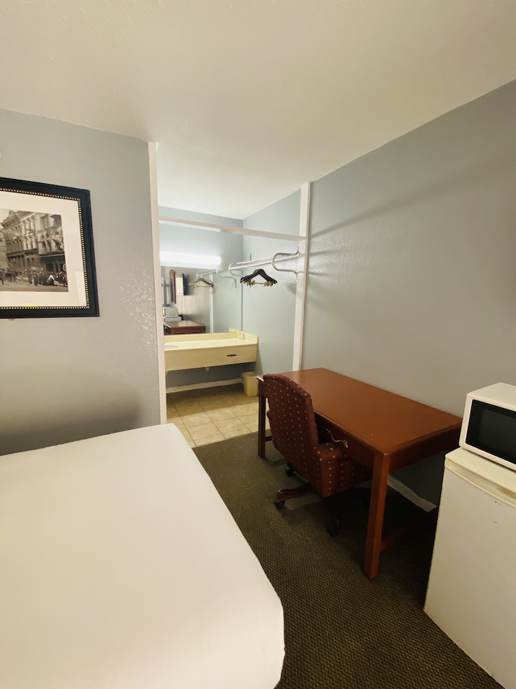 Travelers Place Inn & Suites 14/73