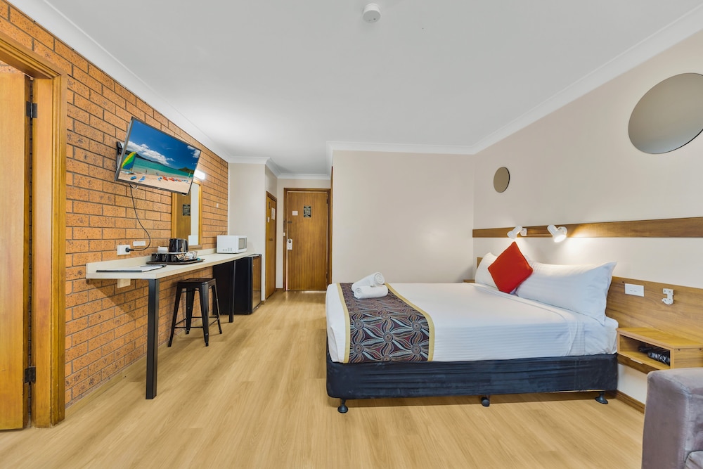 CASTLREAGH MOTOR INN 11/50