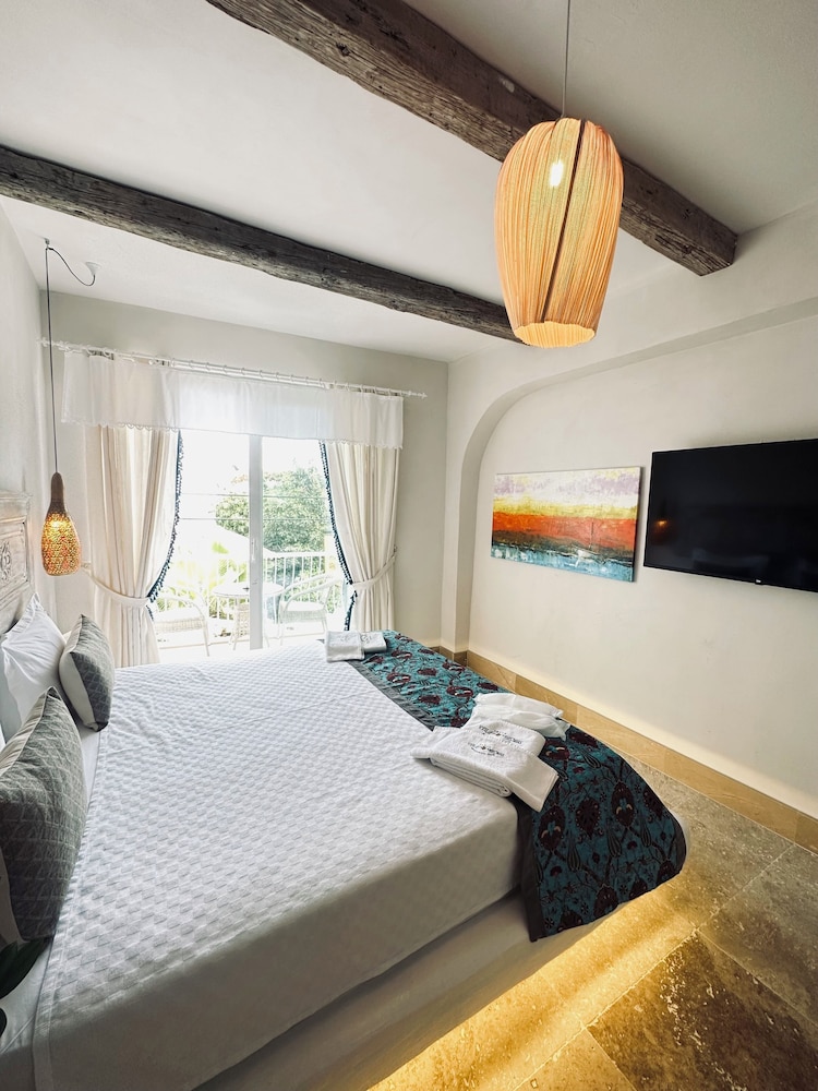 Deluxe, Sea View