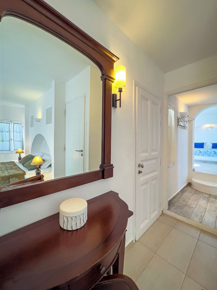 ASPALATHRAS WHITE HOTEL 49/50