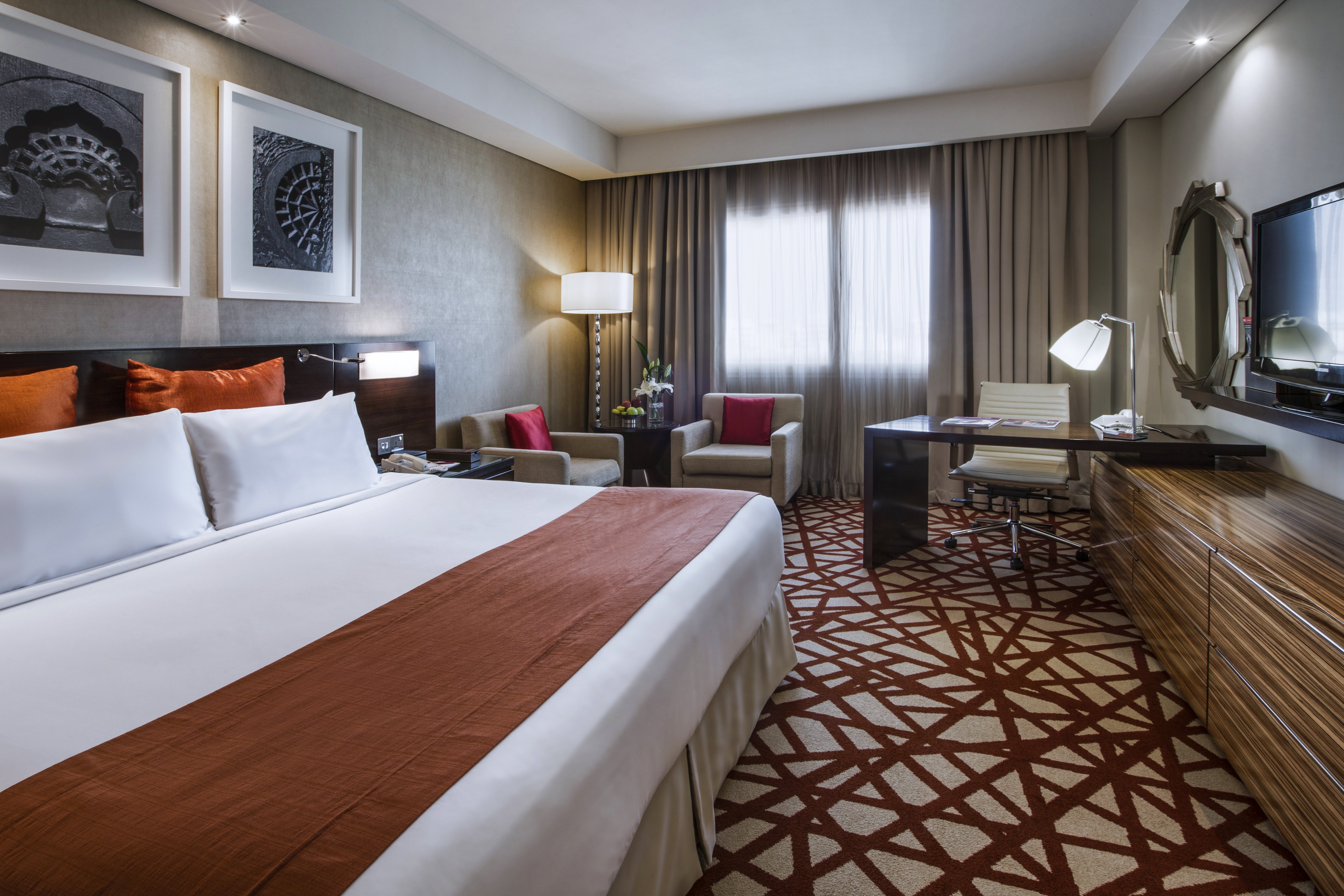 DELUXE KING ROOM