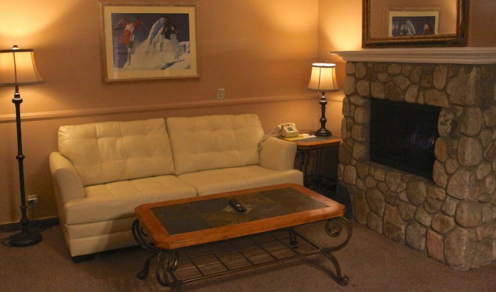 Saddleback Inn 24/44