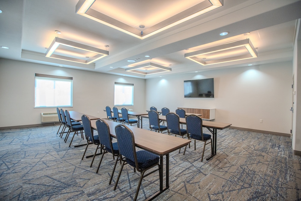 Holiday Inn Express Hotel And Suites Cleveland 44/55