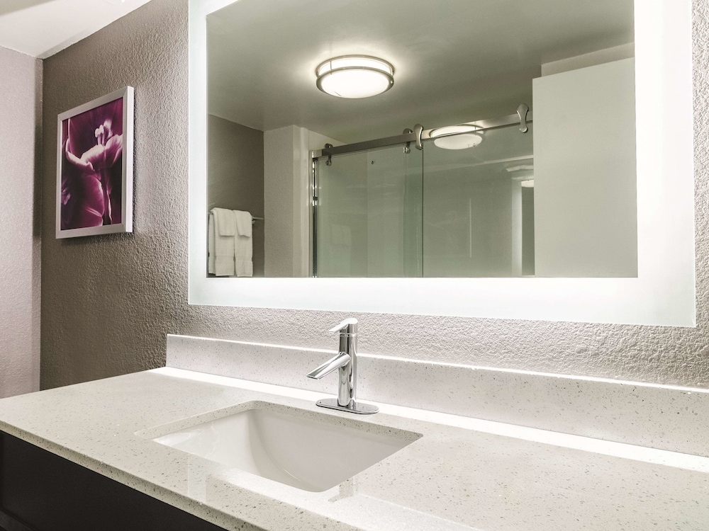 La Quinta Inn & Suites by Wyndham Myrtle Beach - N Kings Hwy 10/42