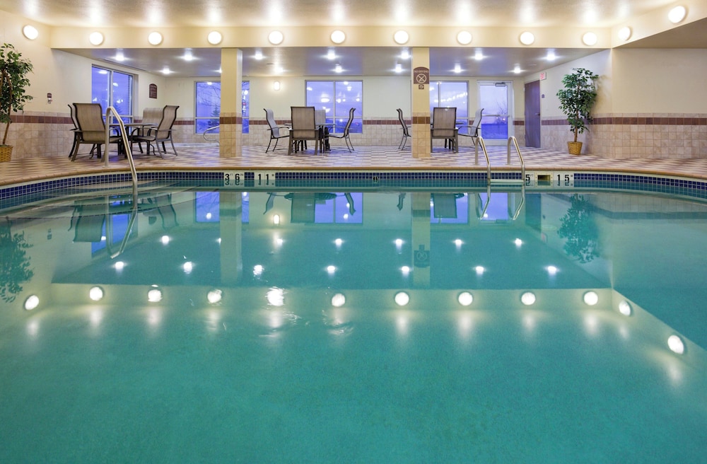 Holiday Inn Express Hotel And Suites Grand Forks 46/75