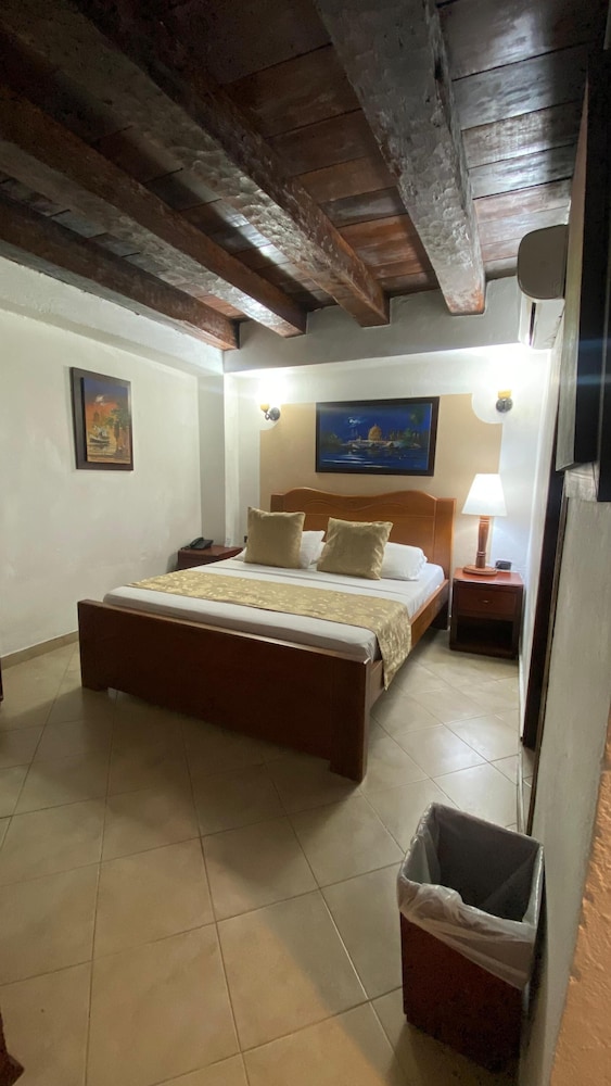 Standard, Single, Queen Bed