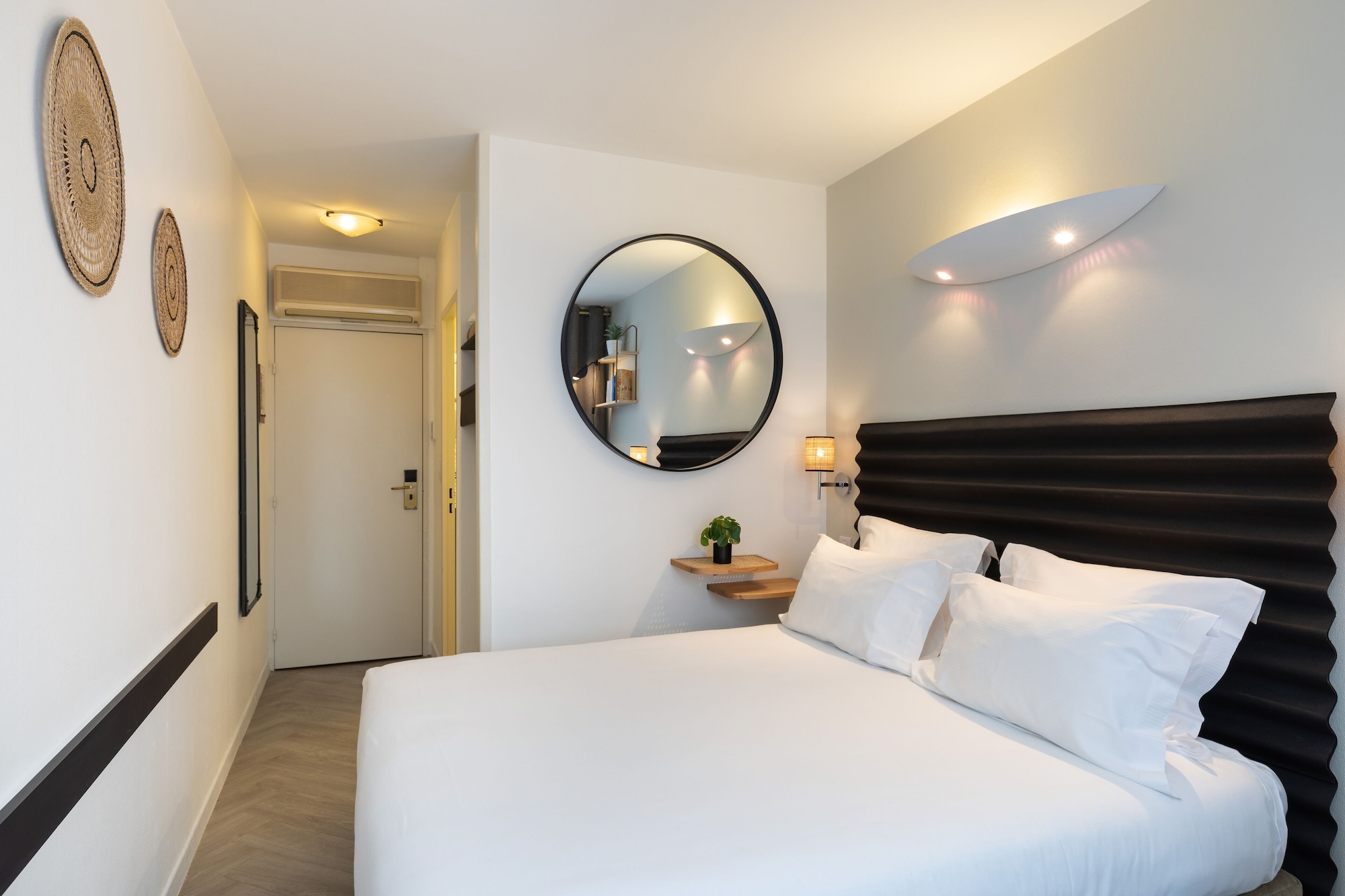 ROOM, DOUBLE OR TWIN BED
