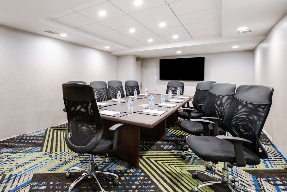 Holiday Inn Express Naperville 59/69