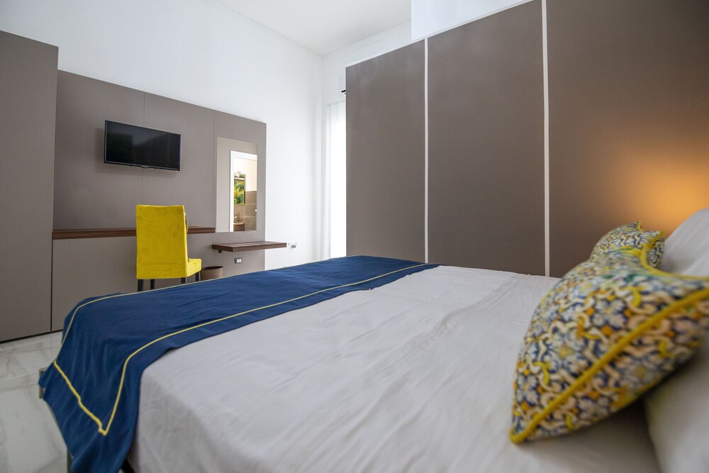 Sorrento, Queen Bed