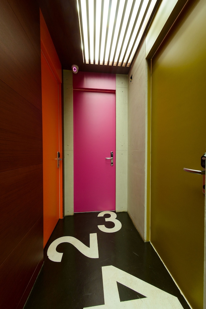 Boutique Rooms 24/50