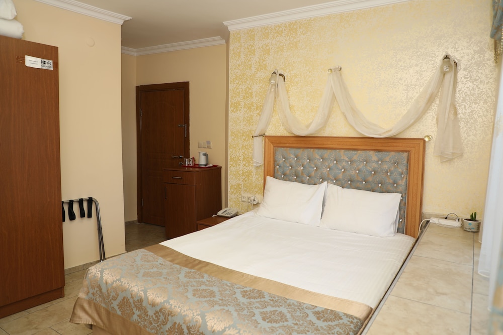ECONOMY, BASEMENT, DOUBLE BED, GARDEN VIEW