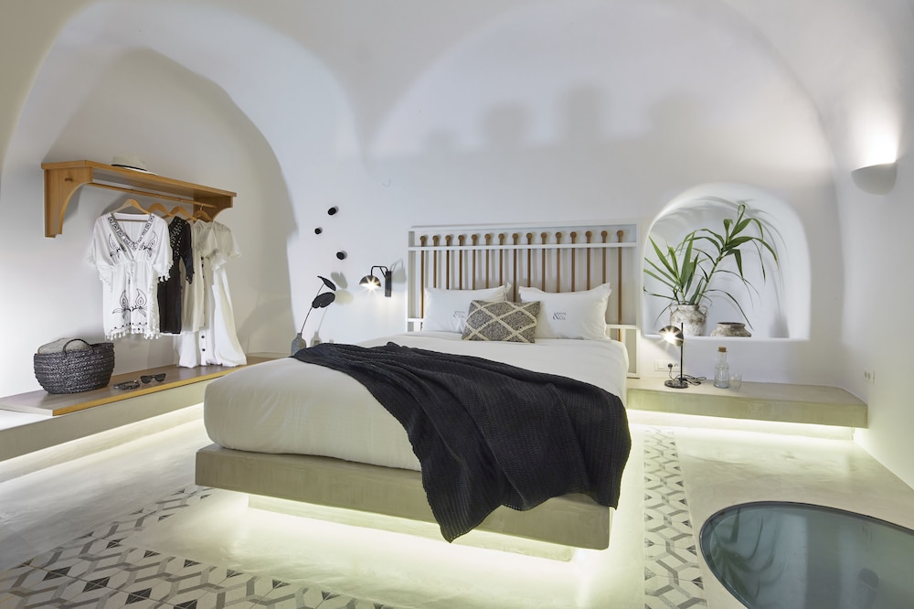 White And Co. La Torre Suites 16/50