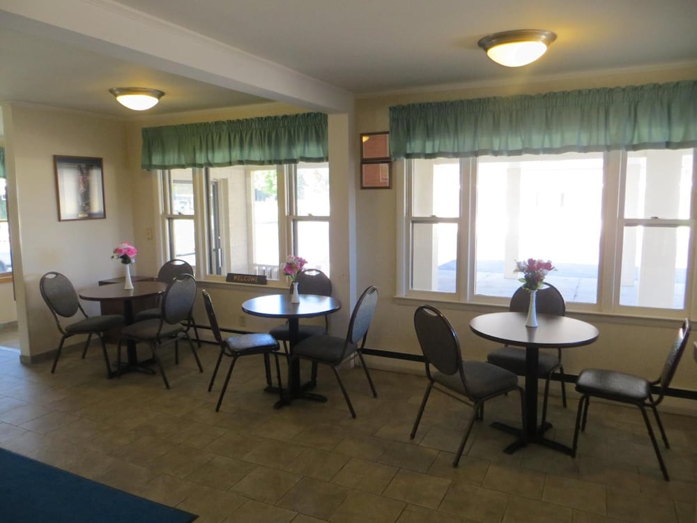 Waterfront Inn - Mackinaw City 18/24