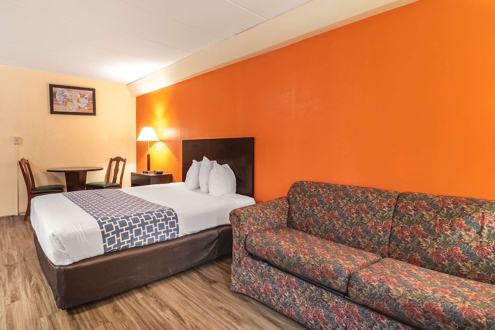 Econo Lodge Inn & Suites Windsor Locks Bradley Airport 10/25