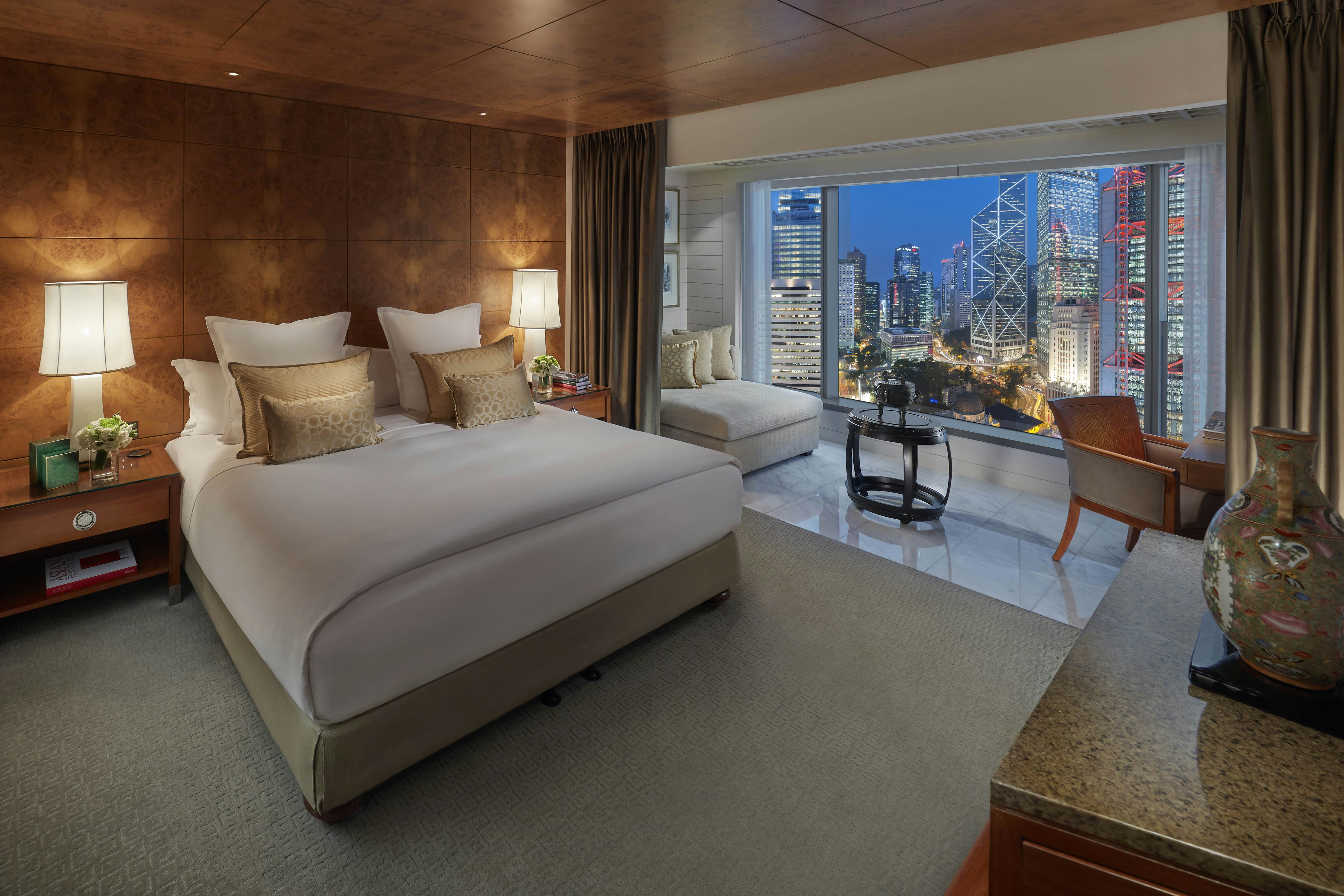Room, King Bed, Statue Square View