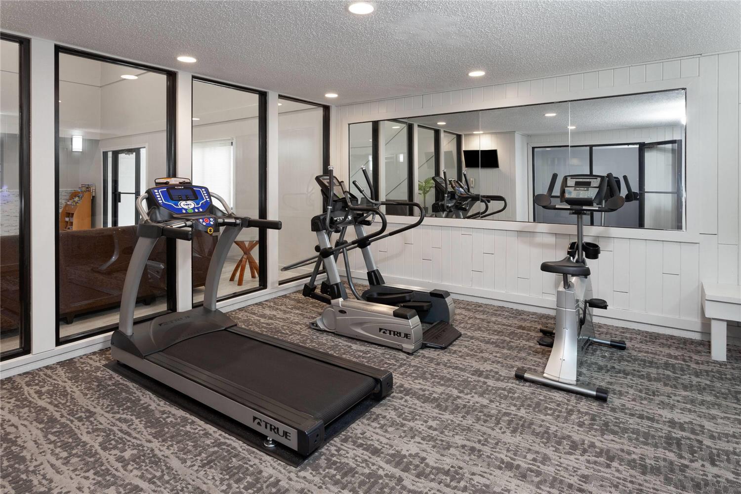 Baymont by Wyndham Oshkosh Airport 20/32