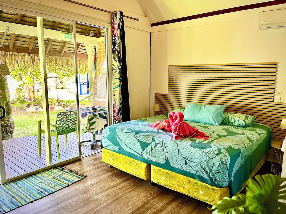 Bungalow, Queen Bed, Partial Sea View, Garden Area
