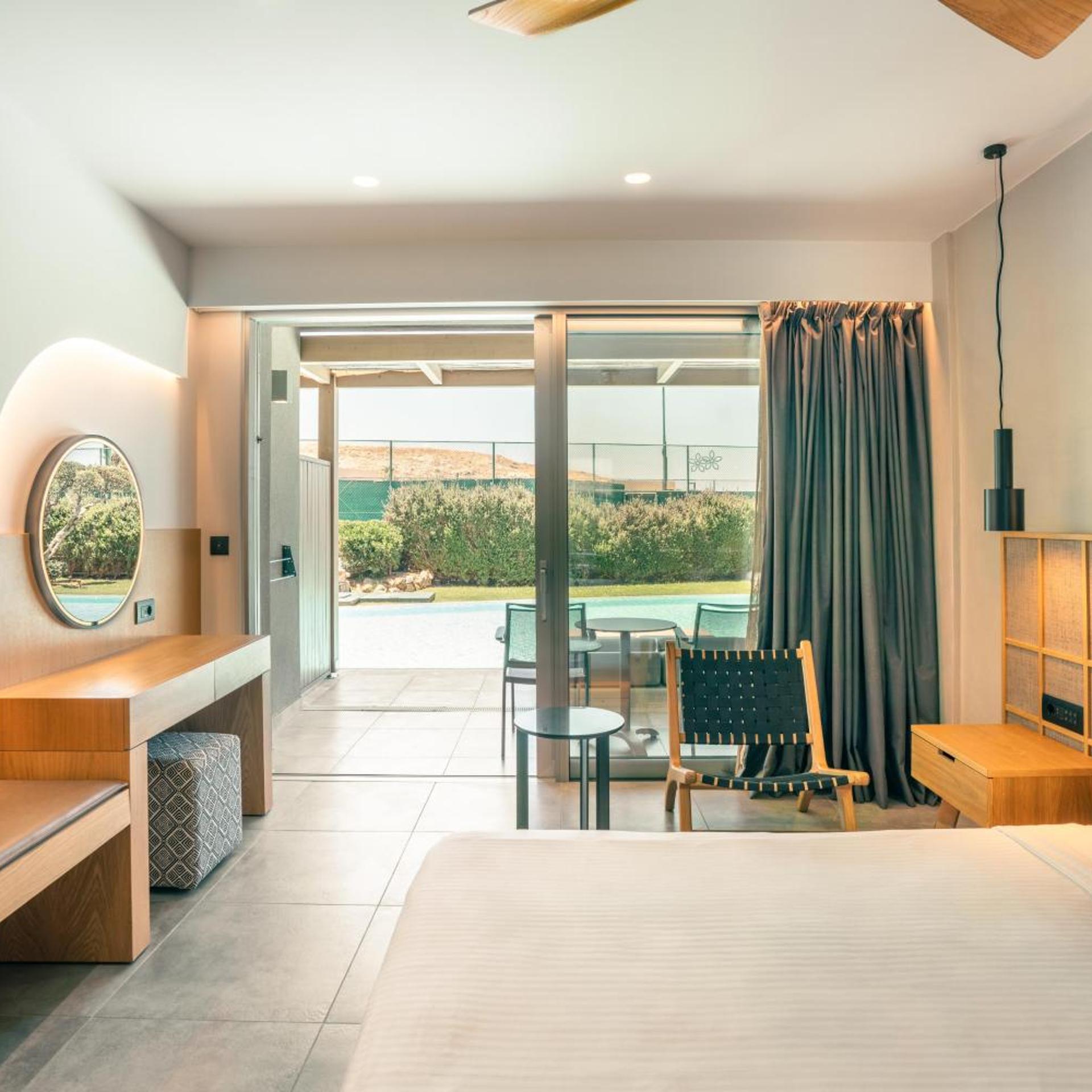Swim Up, Double Bed, Shared Pool