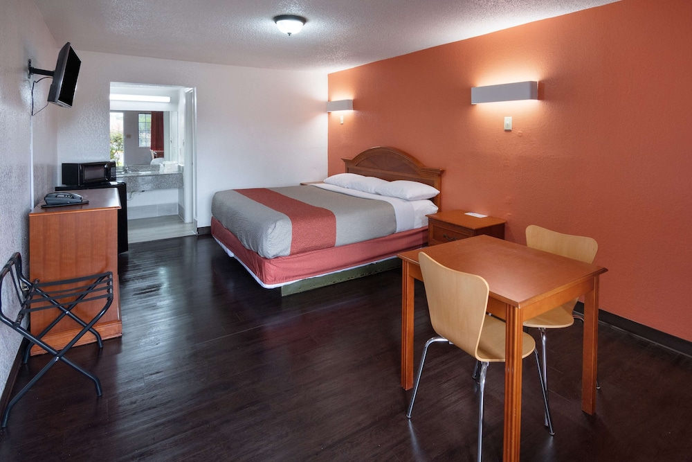 Motel6 Montgomery, AL - Coliseum 15/25