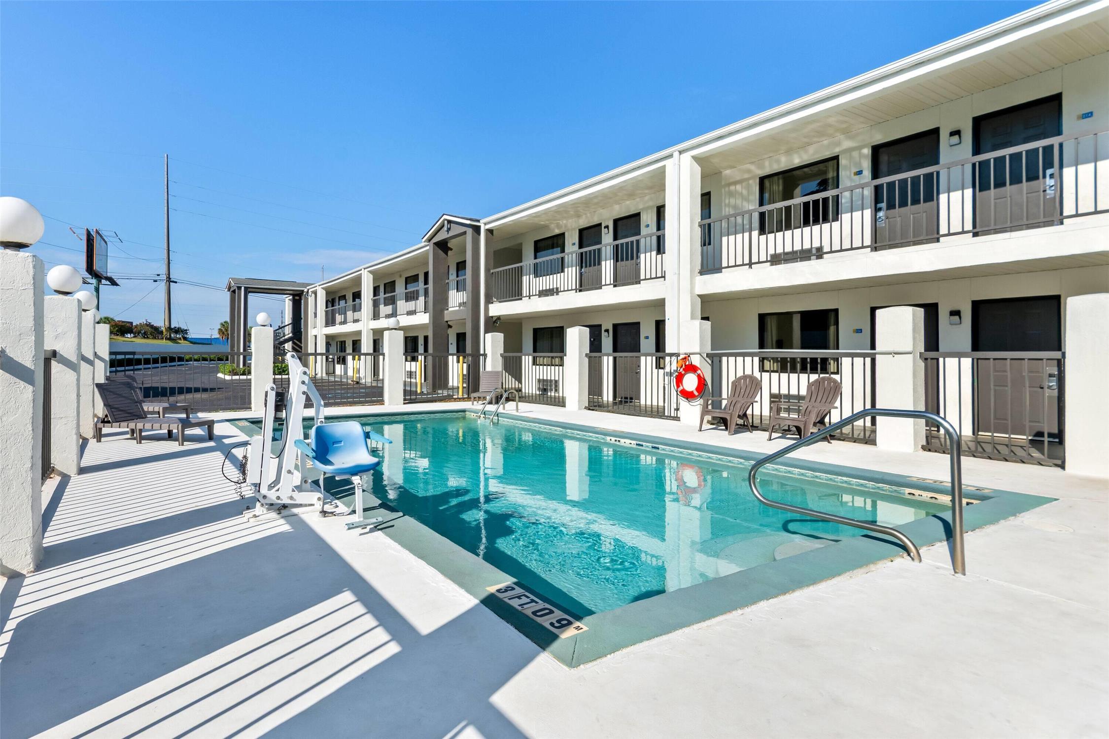Days Inn by Wyndham Enterprise 24/26