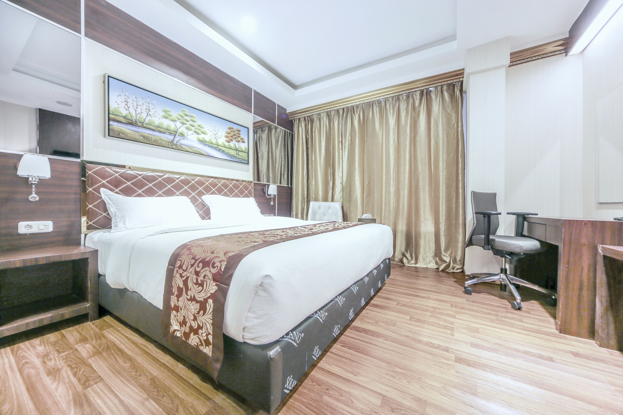 Premier, Queen Bed