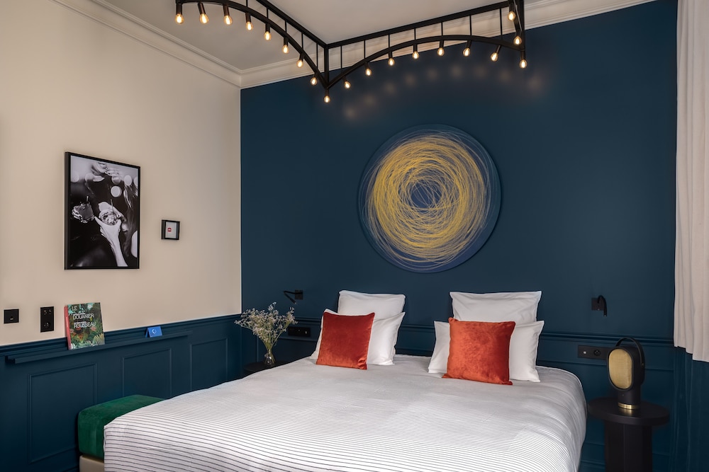 ROOM, SINGLE