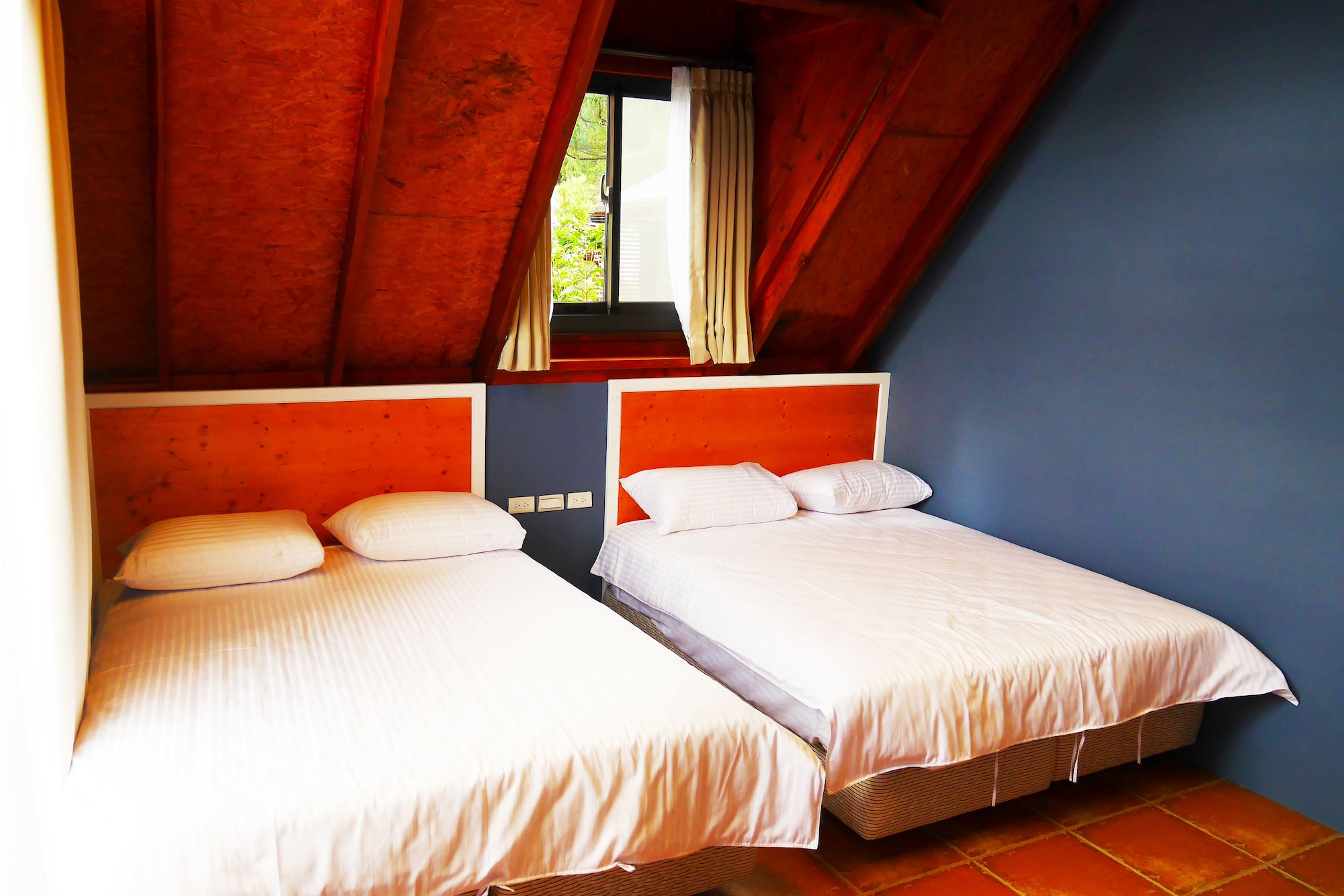 ROOM, QUADRUPLE