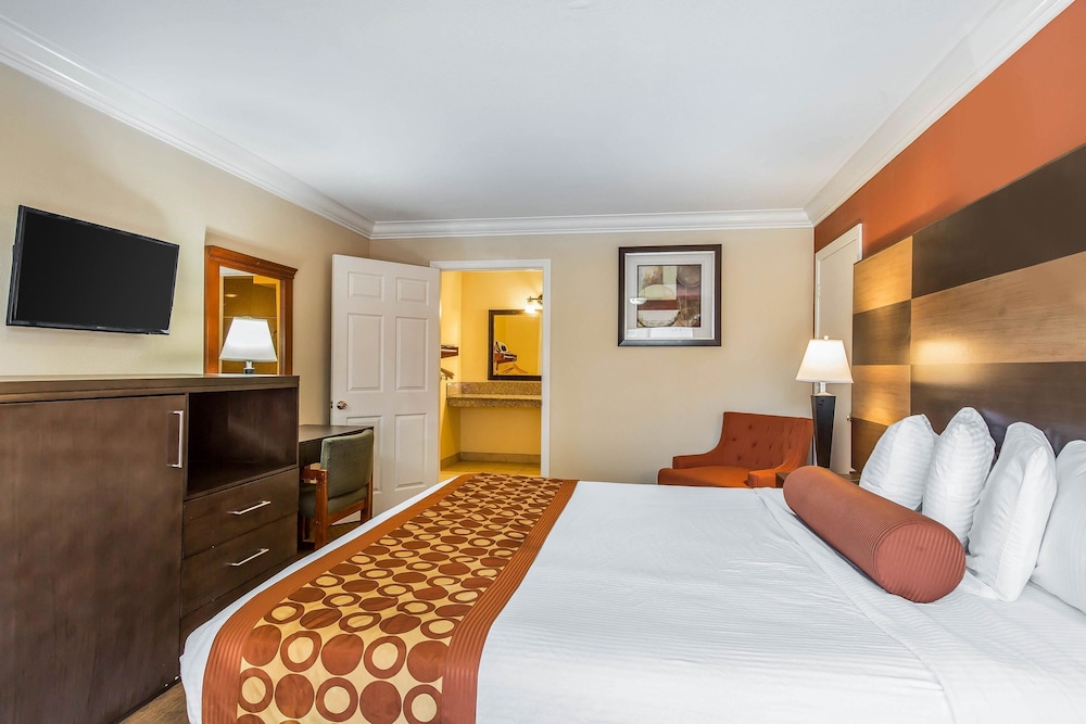 Rodeway Inn & Suites Canyon Lake Menifee West 38/62