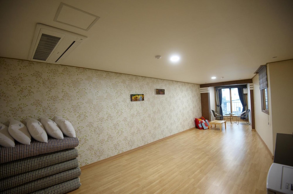 Dorcas Tourist Hostel 20/30