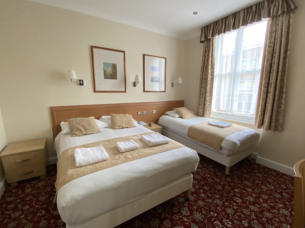 ROOM, TRIPLE, 1 DOUBLE AND 1 SINGLE BED