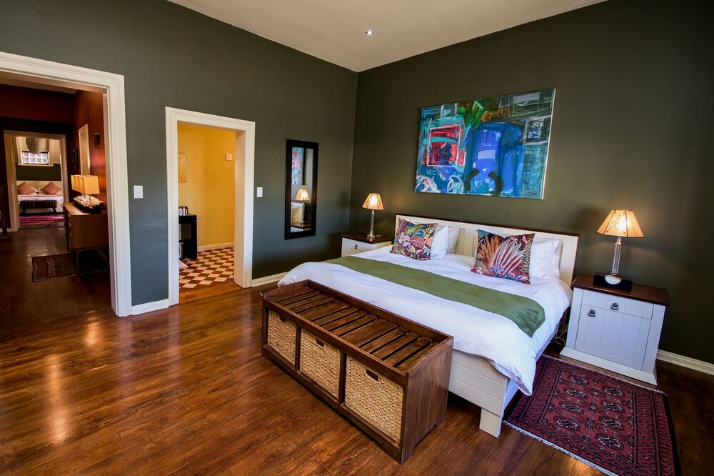 2 BEDROOMS, COMFORT, SUITE, KING BED, CITY VIEW