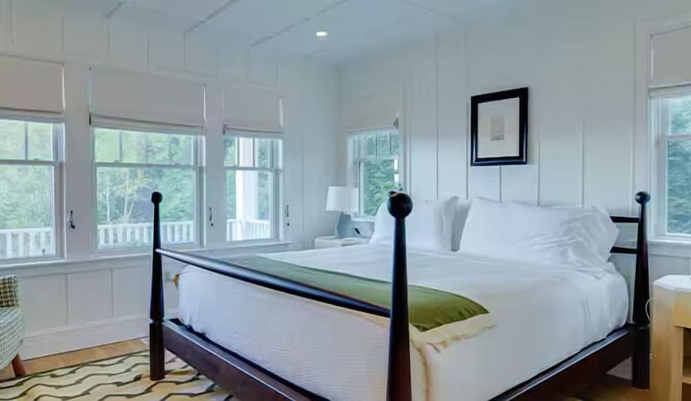 Canoe Place Inn & Cottages 14/50