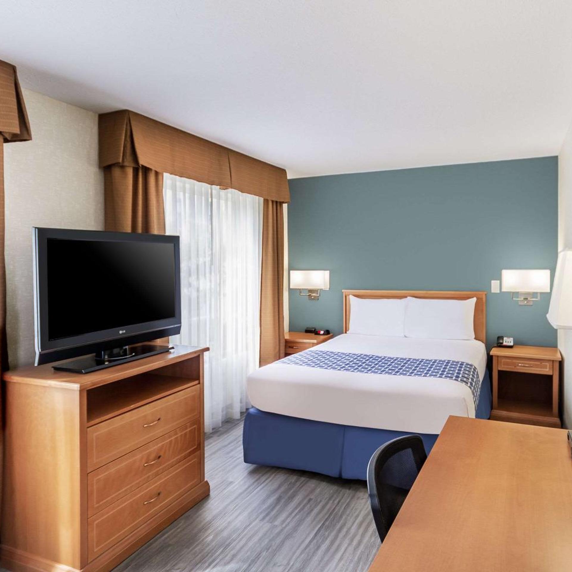 جناح بسرير كينج وسرير كوين مع أريكة في المبنى الرئيسي، Econo Lodge Inn & Suites Calgary - University 2/7