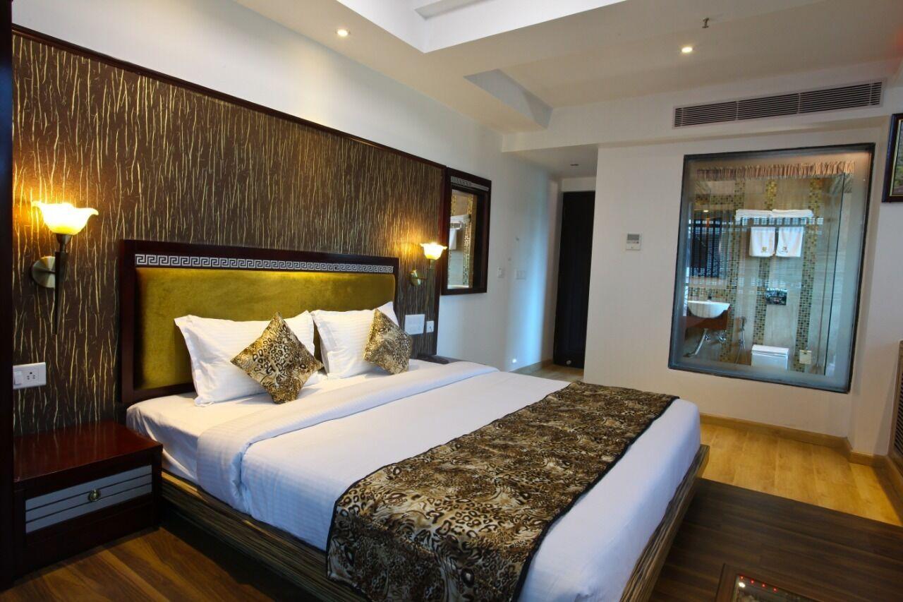 HOTEL TIGERS ROARE 20/50