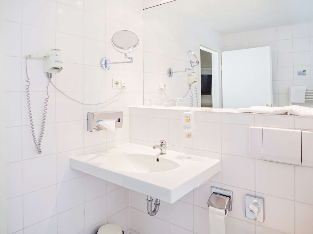 Hotel Domicil Hamburg By Golden Tulip Formerly Nordic Domicil 32/33