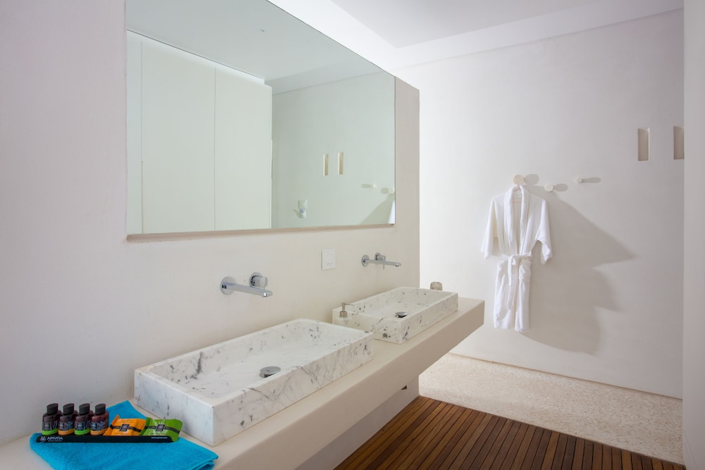 Mykonos Dove Beachfront Hotel 72/73