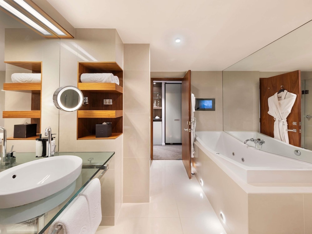 Sofitel Queenstown Hotel and Spa 56/58