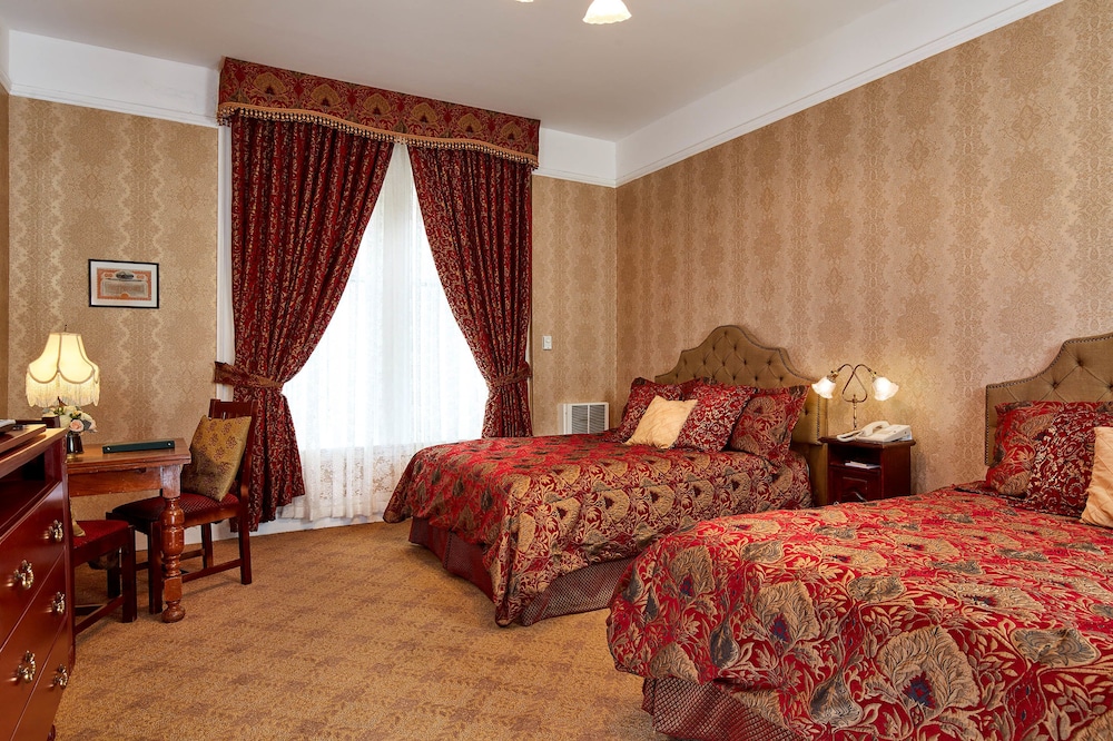 STANDARD, 2 QUEEN BEDS