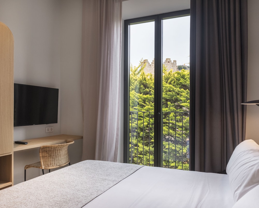 Standard, King Bed, Castle View