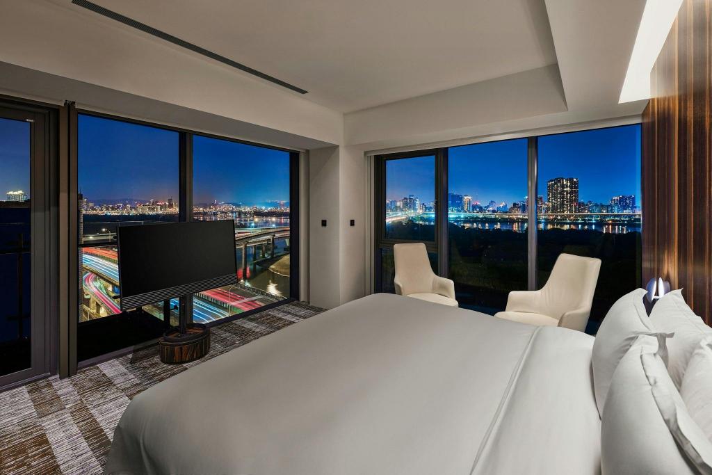 River, Suite, King Bed, River View, Bathtub, Corner