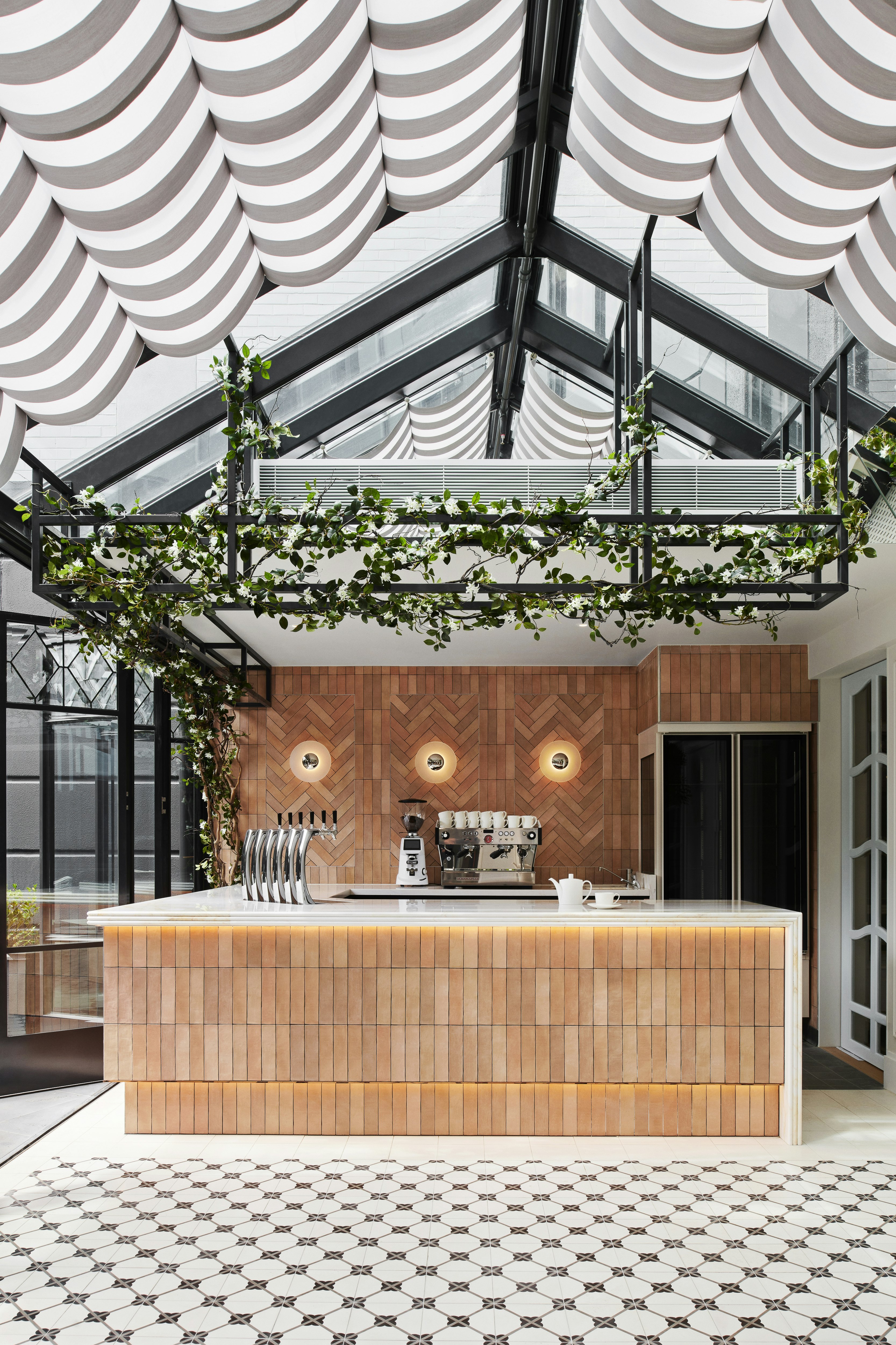 Royce Hotel 4/60