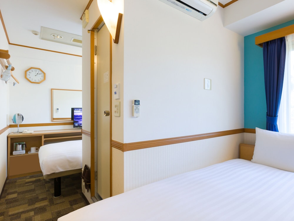 ROOM, TWIN BEDS