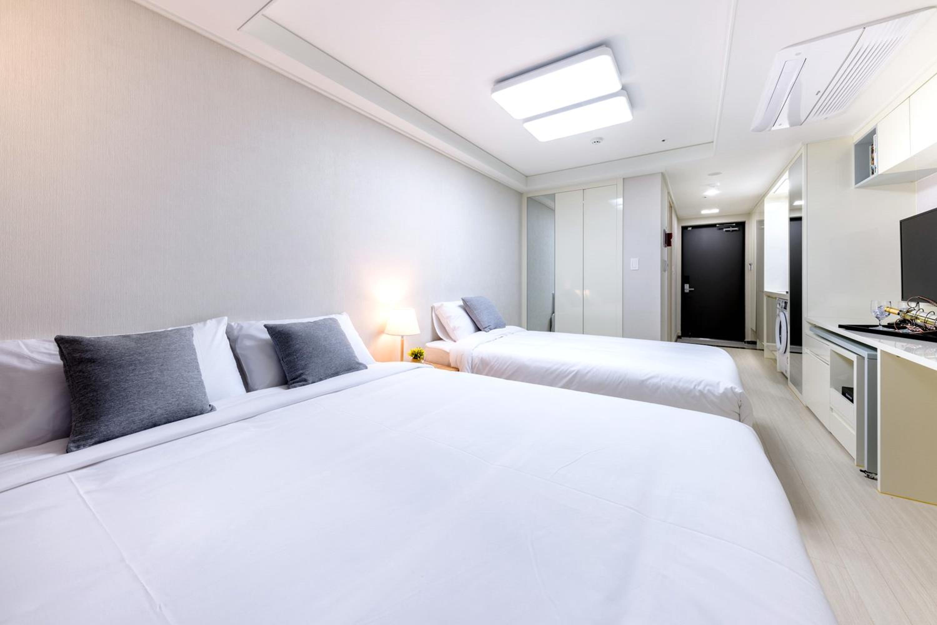 Family, Twin Beds, City View