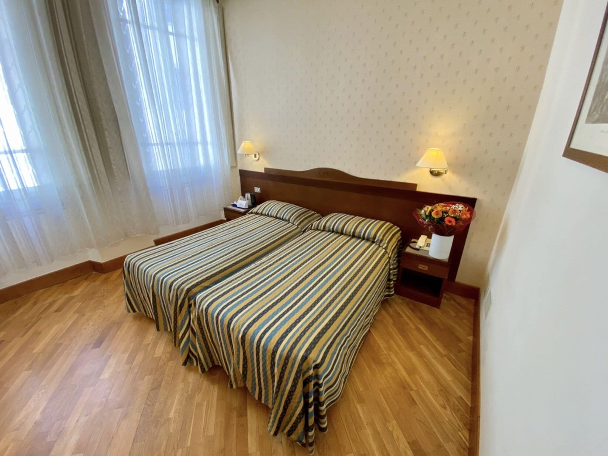 CLASSIC, TWIN BEDS
