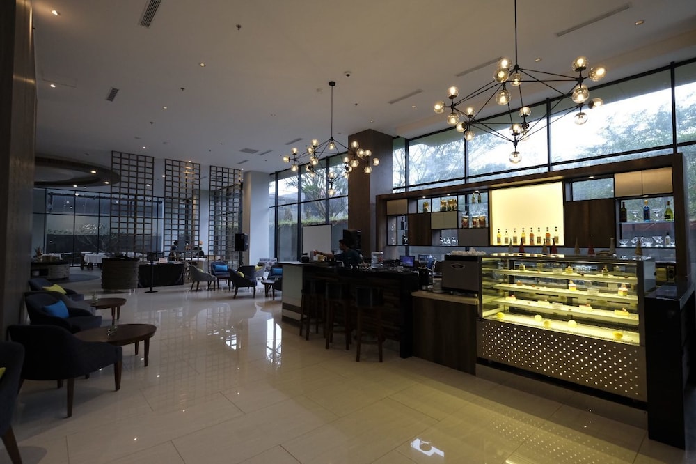 Hotel Ayola Lippo Cikarang 3/60