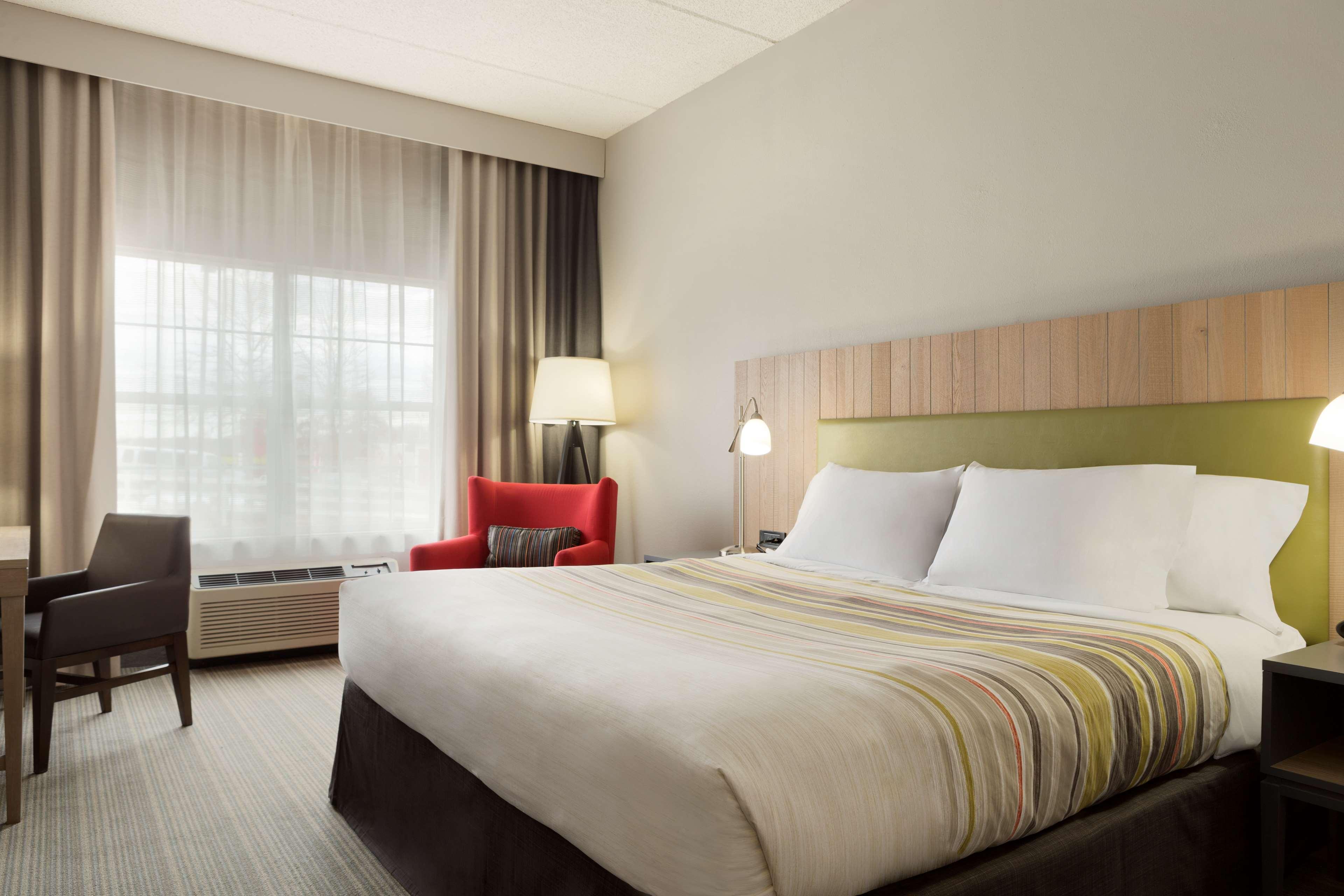 SUITE, KING BED, ACCESSIBLE