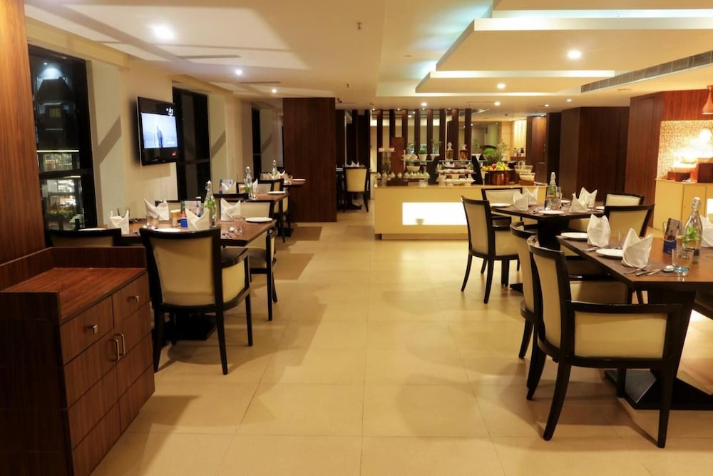 Le Lac Sarovar Portico 34/56