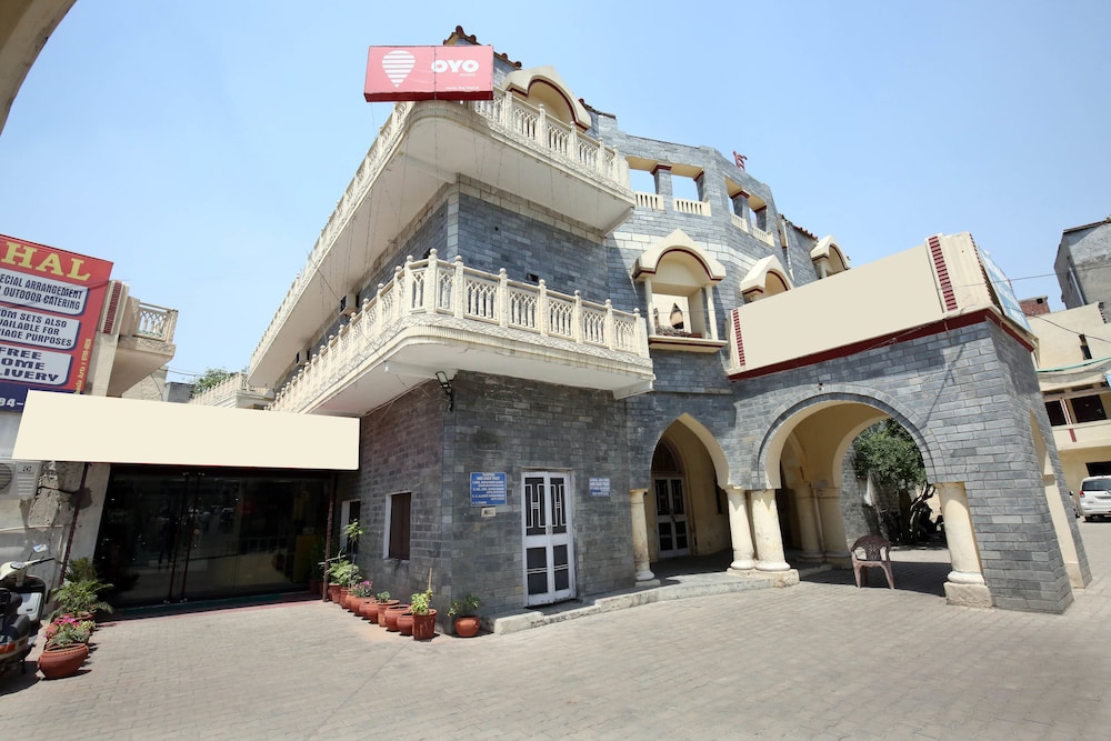 Oyo 4256 Hotel Rajmahal 1/16